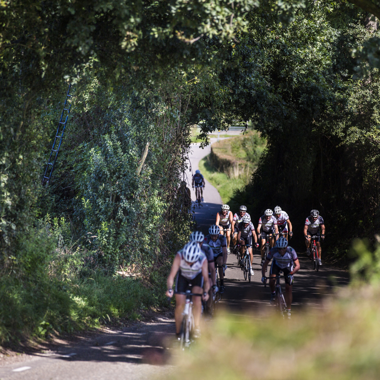 Wielrenners beklimmen een holle weg bij Cadier en Keer