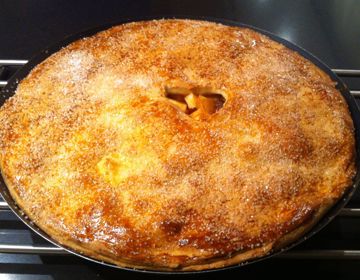 Dichte Limburgse appelvlaai op een rooster in de oven