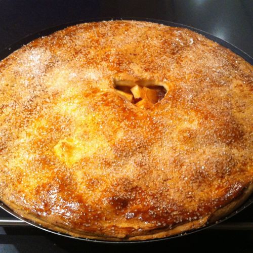 Dichte Limburgse appelvlaai op een rooster in de oven