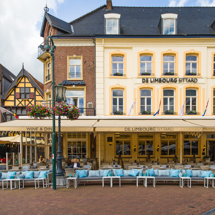 buitenaanzicht van enkele restaurants met terras op de markt. 