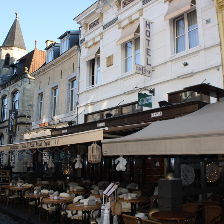 Straat in valkenburg met terrassen. 