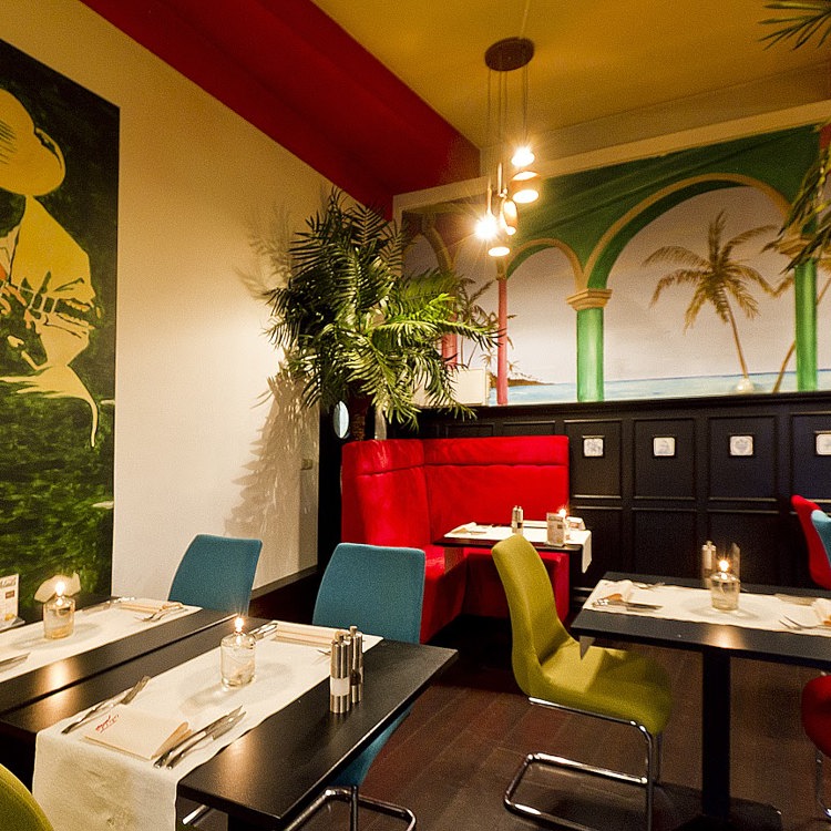 Interieur van cubaans restaurant met felle kleuren. 