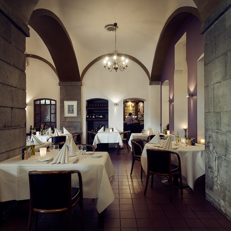 Interieur van oud kasteel in historische stijl met gedekte tafels. 