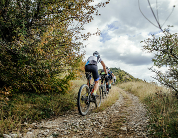 Een rijtje mountainbikers beklimmen het stenen pad van de St. Pietersberg