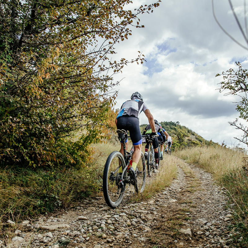 Een rijtje mountainbikers beklimmen het stenen pad van de St. Pietersberg