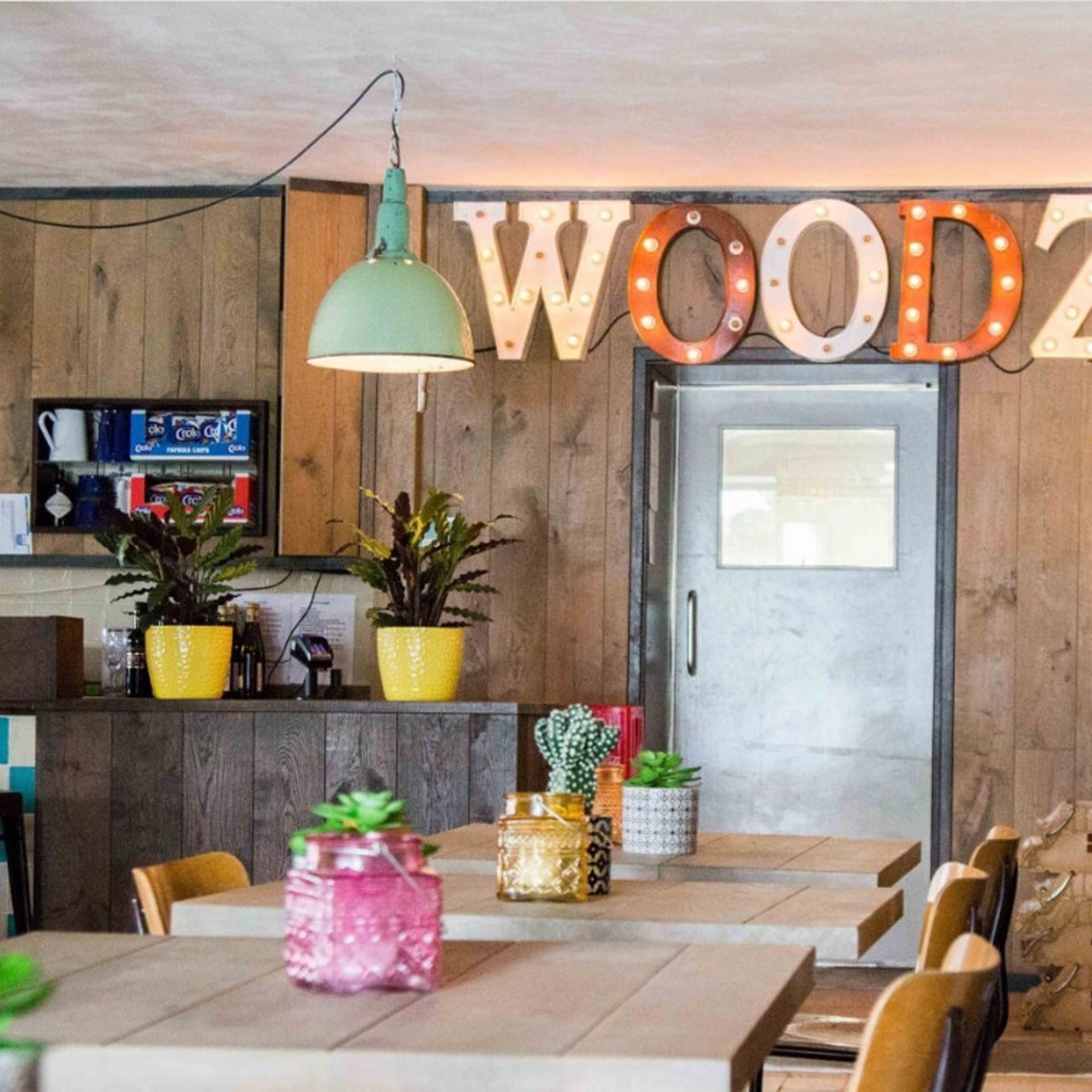 Interieur van restaurant woodz met enkele tafeltjes. 