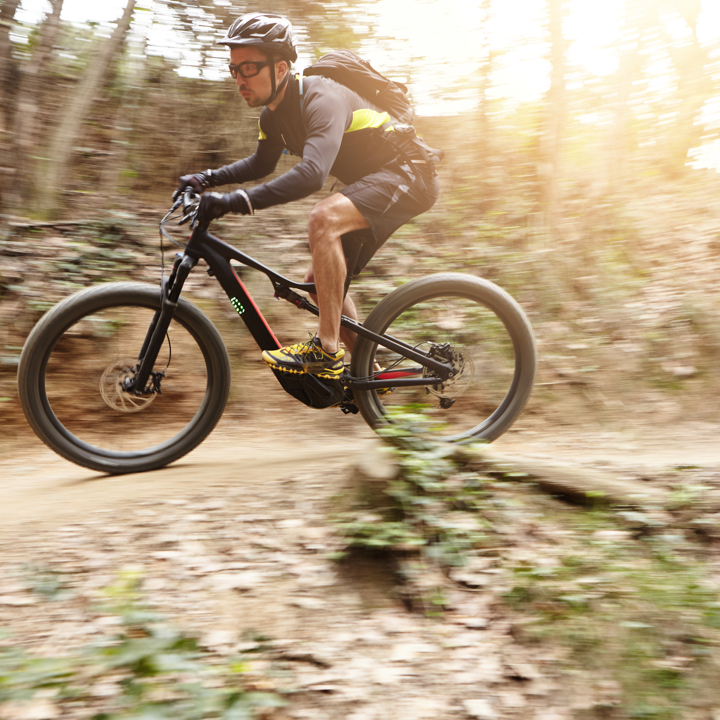 Mountainbiker fiets met snelheid door bos