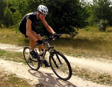 Mountainbiker in de bocht p onderverharde veldweg