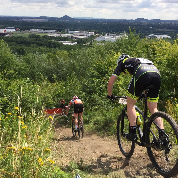 Twee mountainbikers gaan bergaf