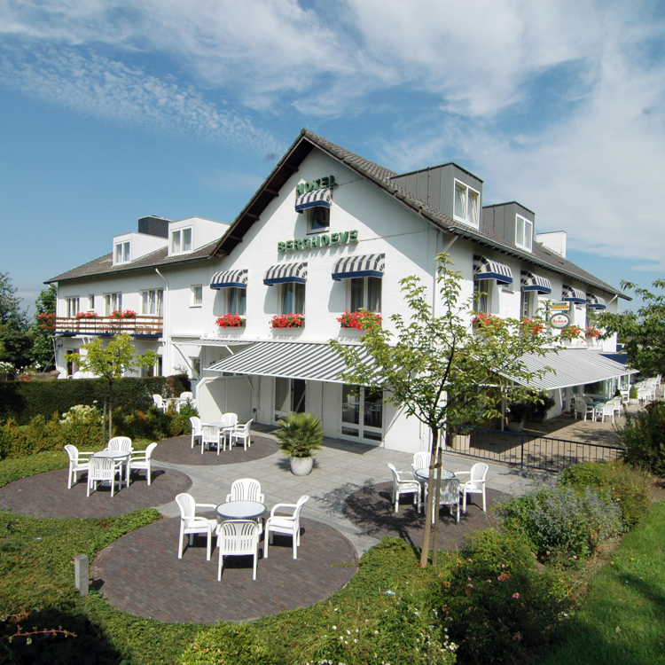 terras in tuin aangrenzend aan hotel in het heuvelland. 