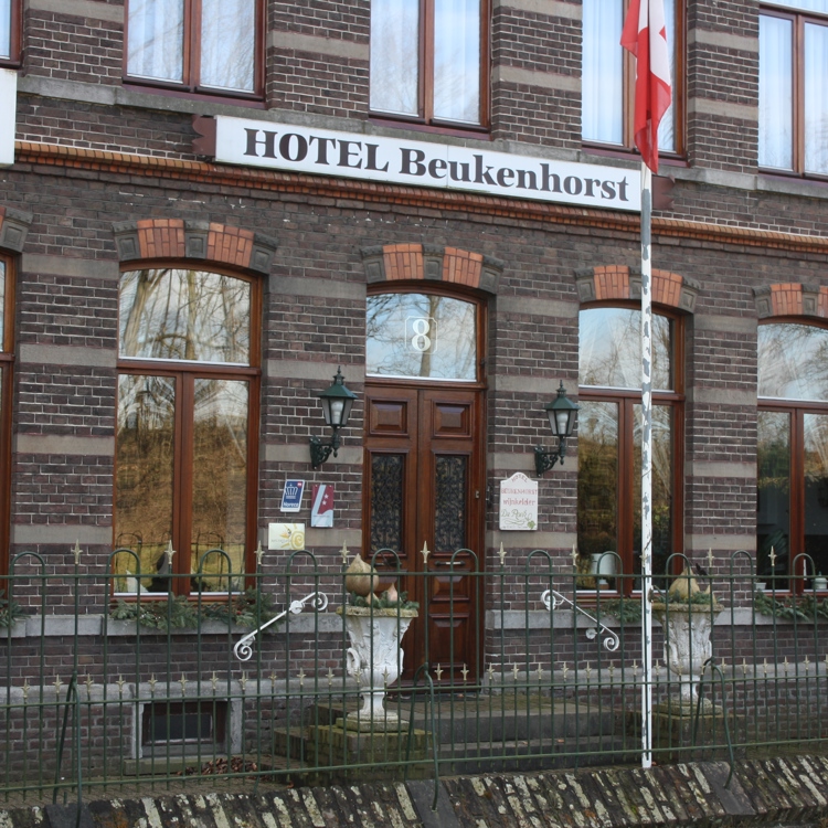 ingang van hotel beukenhorst. 