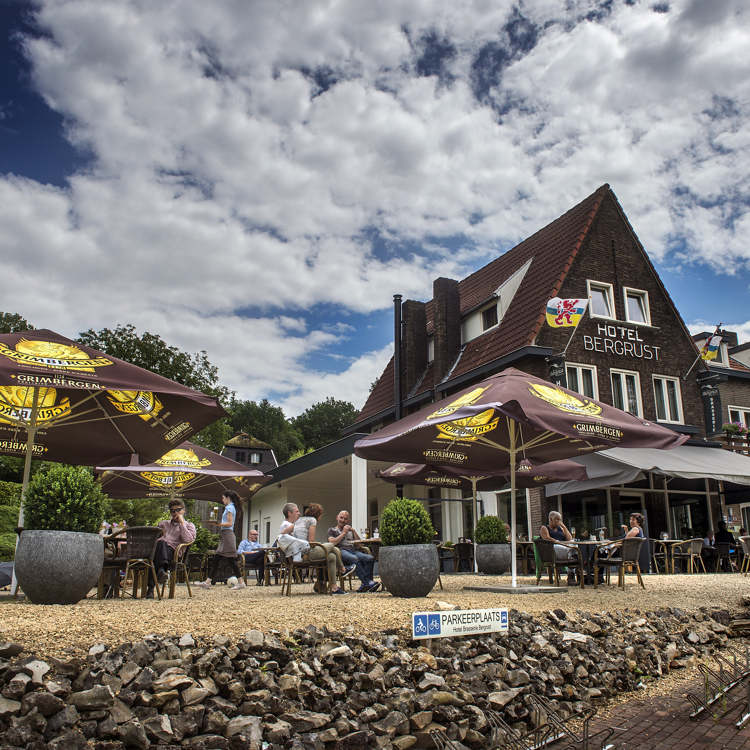 vooraanzicht van hotel bergrust met terras ervoor. 