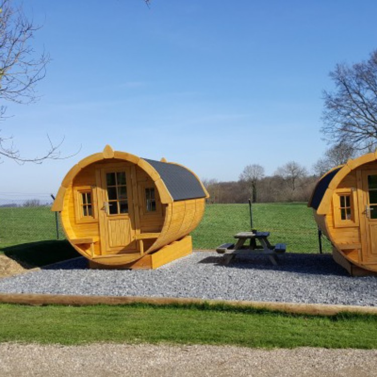 Wijnvaten om in te slapen in een groene omgeving op de Cauberg