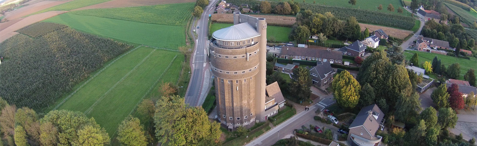 Luchtfoto van watertoren in Schimmert