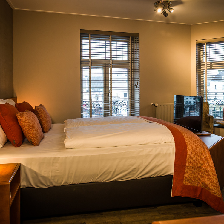 luxe hotelkamer met een tweepersoons bed in een klassieke stijl. 