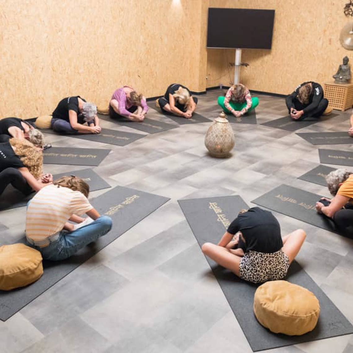 groepje dames in yoga kring in yoga oefeningen. 