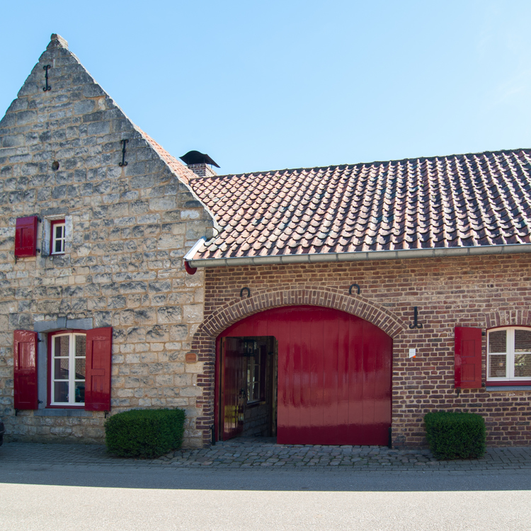 Prachtige karakteristieke woning met rode details, gelegen aan de weg. 