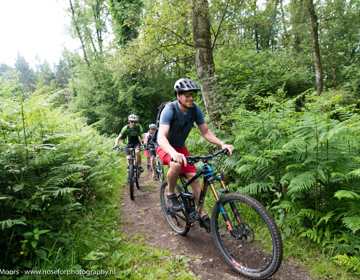 Mountainbikes fietsen omhoog in het bos