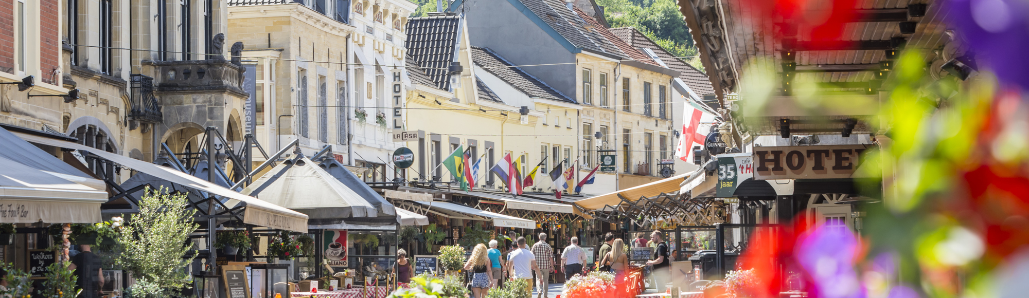 Grote straat Valkenburg met bloemen en wilhelminatoren