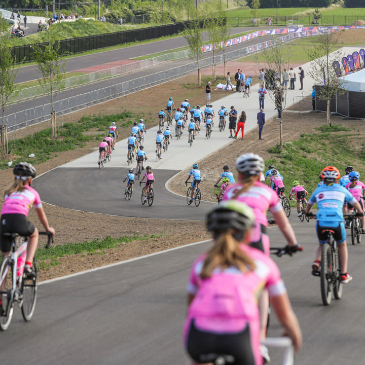 Allemaal kinderen in roze en blauwe shirts fietsen door het Tom Dumoulin Bike Park