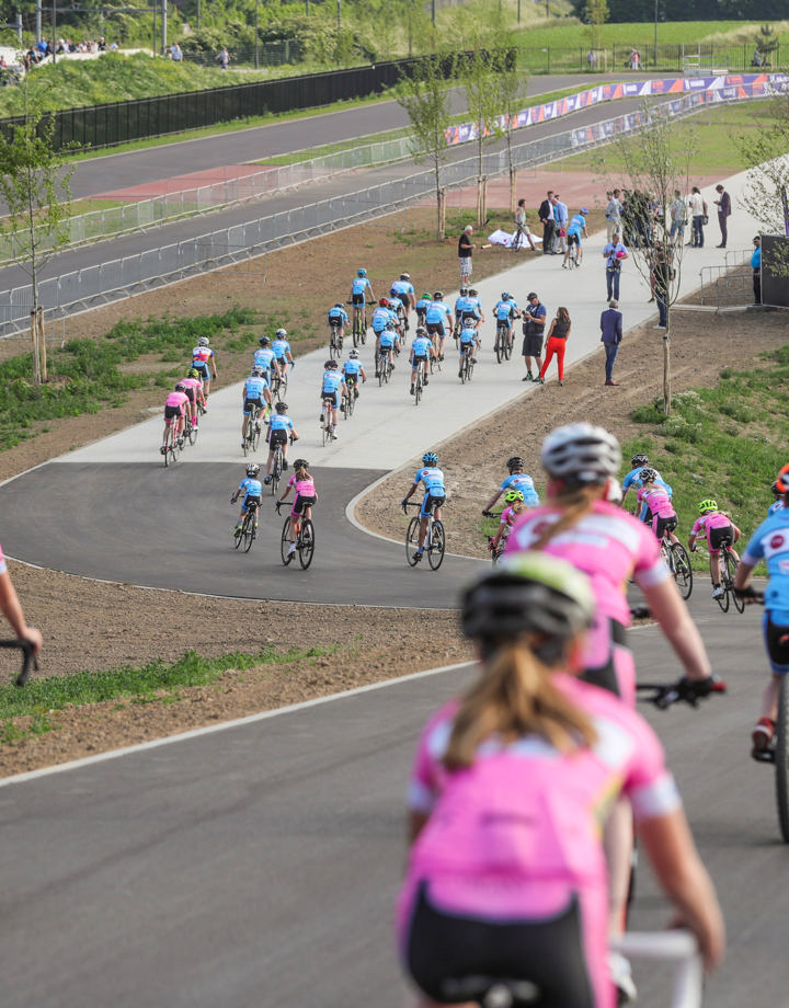 Allemaal kinderen in roze en blauwe shirts fietsen door het Tom Dumoulin Bike Park