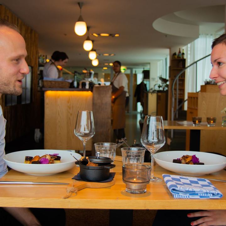 Leonie neemt met de gastheer van Mijnstreek plaats aan tafel voor een heerlijk diner