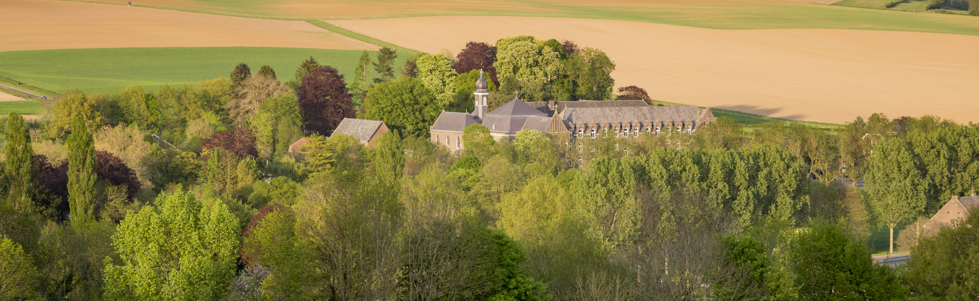 Klooster Wittem In Landschap Met Populieren En Heuvels Op Achtergrond