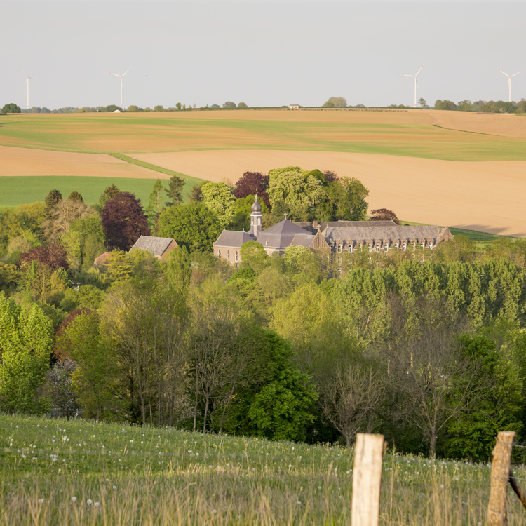 Klooster Wittem In Landschap Met Populieren En Heuvels Op Achtergrond