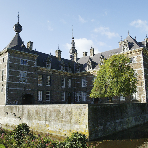 Aanzicht van een kasteel met een gracht erom heen