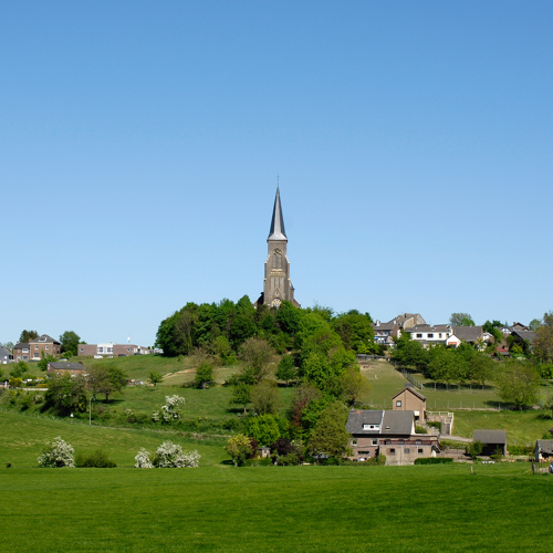 Uitzicht op een kerk boven op een berg