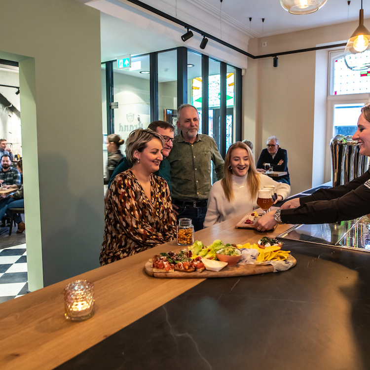 In het proeflokaal van Brand krijgt een familie een borrelplank met speciaalbiertjes geserveerd