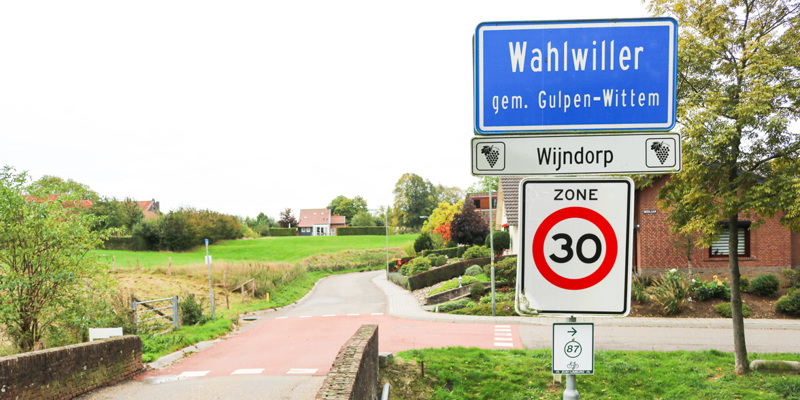 Onder het plaatsnaambord van Wahlwiller hangt een bordje met wijndorp 