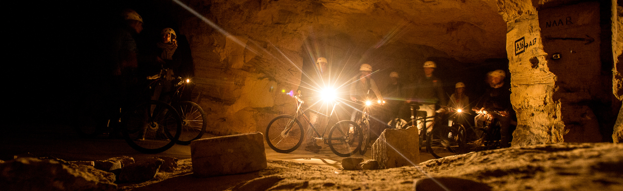 Grotbiken Fietsers In Grot Verlicht