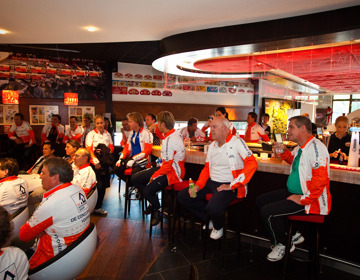 Fietsers aan de bar in een fietscafé bij de Amstel Gold Race Xperience