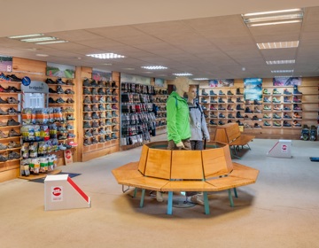 Het interieur en wandelschoenen van Mulders De Buitenspecialist