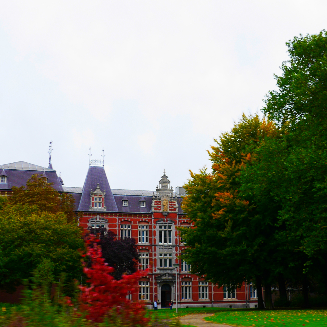 Doorkijkje door bomen naar ursulinenklooster in Eijsden