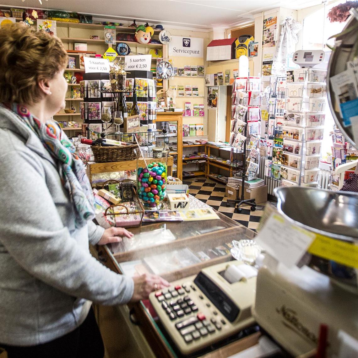 Een mevrouw staat achter de bali bij servicepunt Tieske in Noorbeek