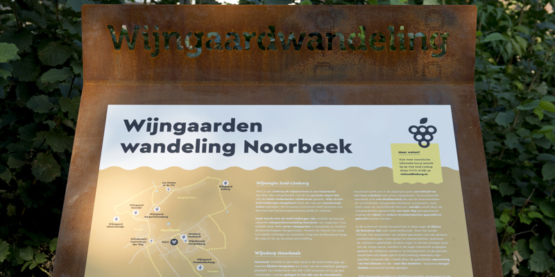 Het startbord van wijngaardenwandeling Noorbeek met informatie over de wijnroute