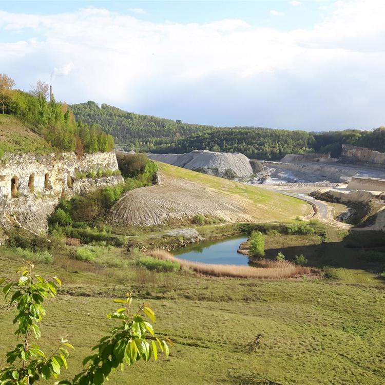 Hooggelegen landschap met uitzicht op de ENCI Groeve in Maastricht