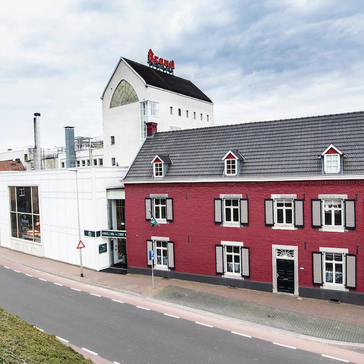 Het rode huis en brouwerij van Brand in Wijlre