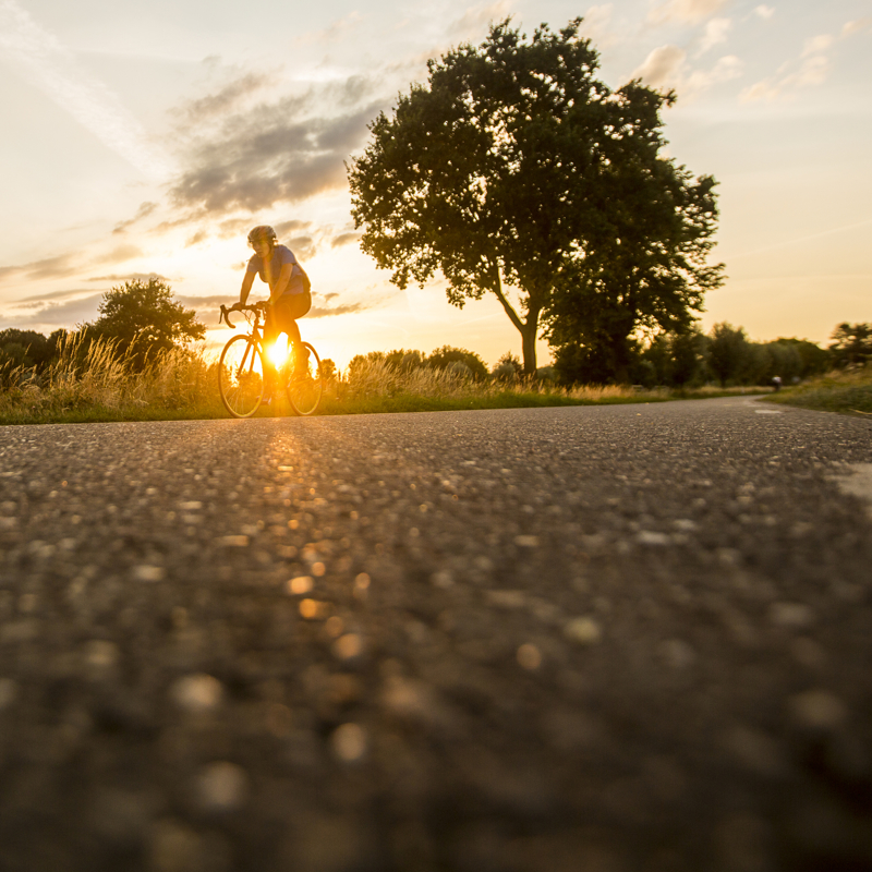 Wielrenner met zonsondergang