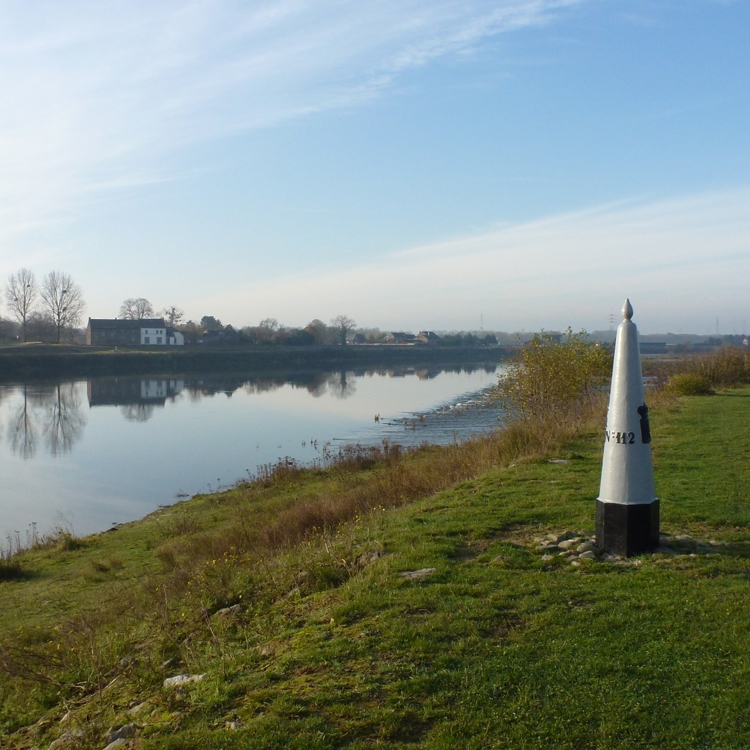 Uitzicht over de Maas bij Stein met een grenspaal in beeld. 