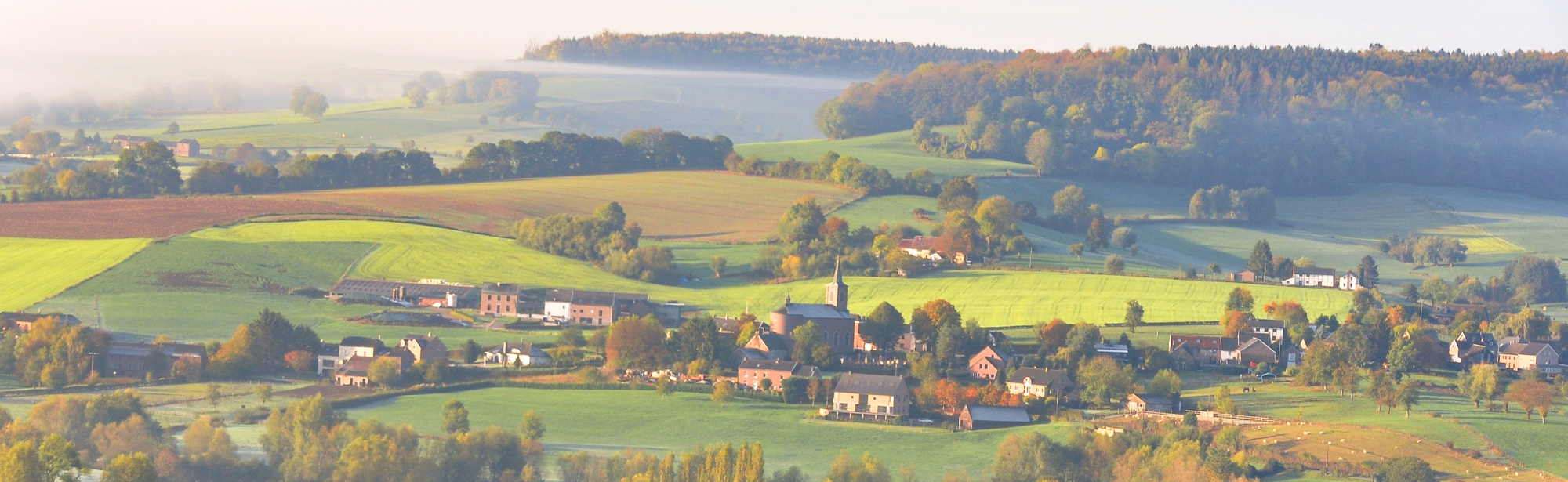 Prachtig panorama over het heuvellandschap in de herfst