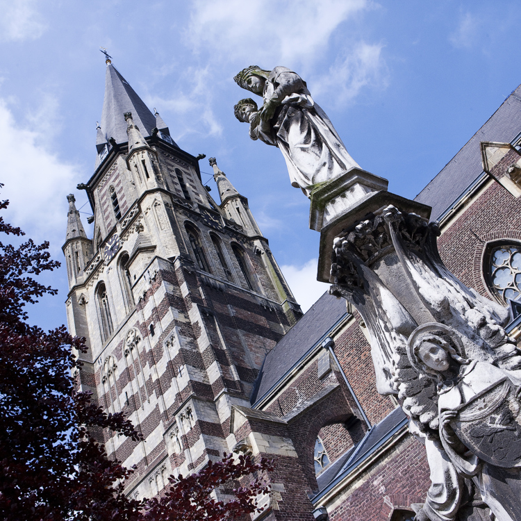 Een zijaanzicht van de kerk in Sittard