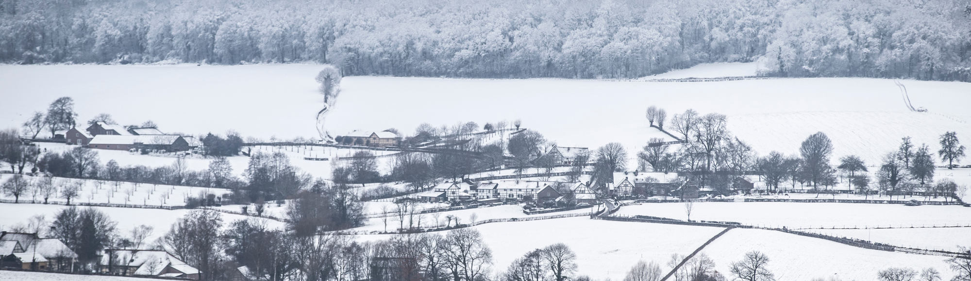 Uitzicht over het besneeuwde landschap in het Heuvelland