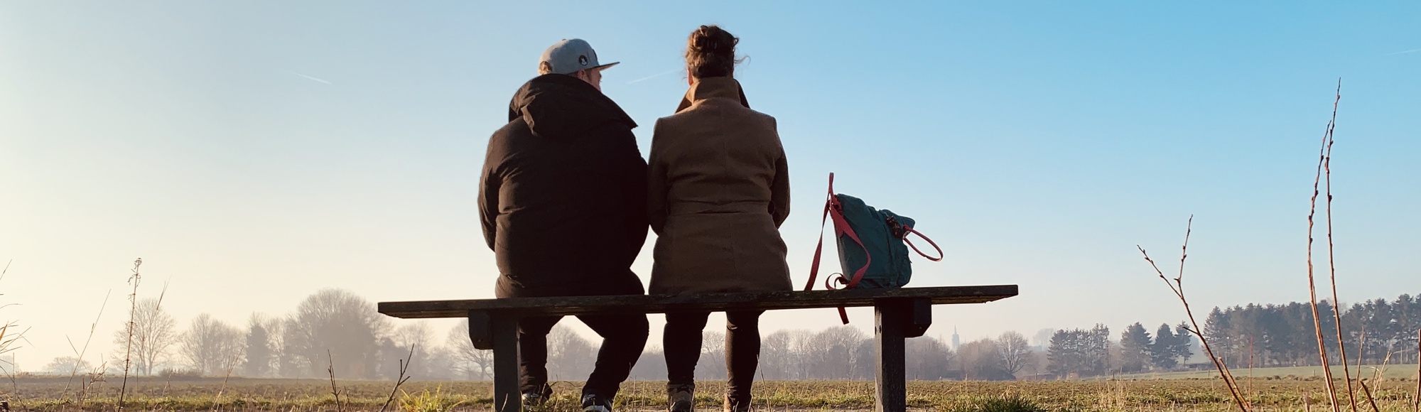 Jenneke met haar vriend op bankje tijdens wandeling