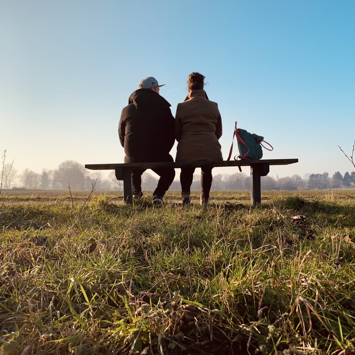 Jenneke met haar vriend op bankje tijdens wandeling