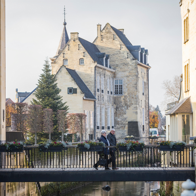 Twee wandelaars wandelen over de brug tijdens Kerst in Valkenburg