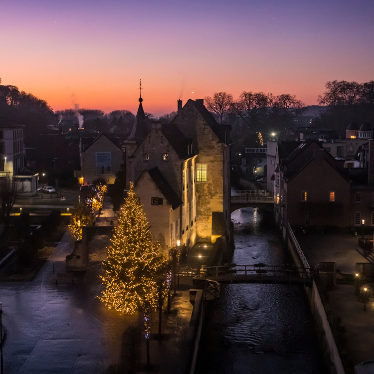 Valkenburg tijdens Kerst terwijl de avond valt