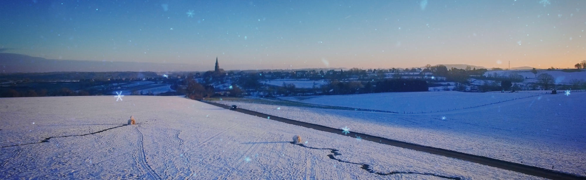 Een sprookjesachtig sneeuwlandschap met in de verte een kerk